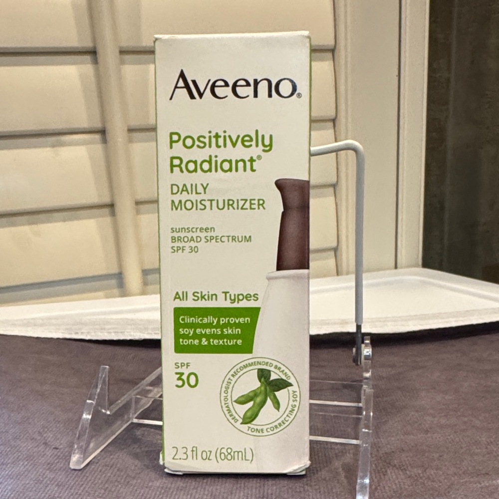 Positively Radiant Daily Moisturizer SPF 30 - White and Green